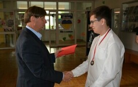 Dyrektor Szkoły wręcza Wojciechowi Glicy  zaświadczenie o uzyskaniu tytułu laureata konkursu z języka angielskiego
