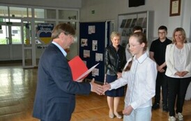 Dyrektor Szkoły wręcza Emilii Maziarz zaświadczenie o uzyskaniu tytułu laureatki konkursu z biologii