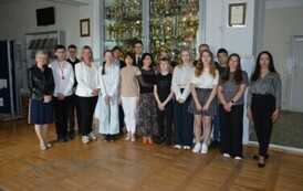 Laureaci, finaliści z opiekunami i Dyrektorem Szkoły
