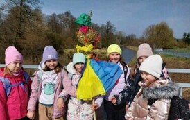 Sześć dziewczynek z kukłą marzanny na moście