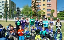 Zdjęcie grupowe &ndash; dzieci z zasadzonymi roślinami w doniczkach