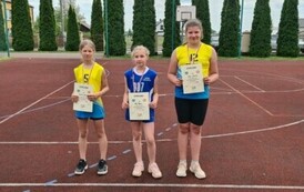 Najlepsza tr&oacute;jka dziewcząt w rzucie piłeczką palantową z rocznika 2013