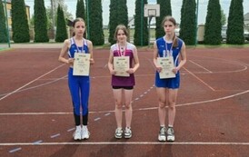 Dekoracja najlepszych zawodniczek w skoku w dal z rocznika 2011-2012