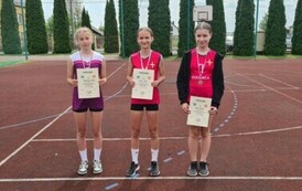 Dekoracja najlepszych zawodniczek w skoku wzwyż z rocznika 2011-2012