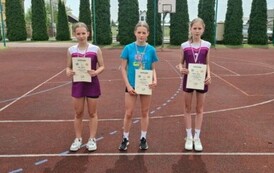 Dekoracja najlepszych w biegu na 600 m w kategorii 2011 -2012