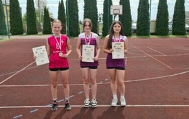 Najszybsze dziewczęta w biegu na 300 m z medalami
