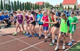 Przygotowanie do startu na dystansie 600 m dziewcząt z rocznika 2011 -2012