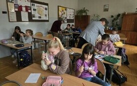 Uczniowie klasy 4a malujący żonkile