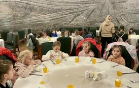 Uczniowie klasy 1 b podczas obiadu w podziemnej restauracji