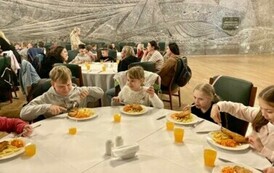 Uczniowie klasy 1 b podczas obiadu w podziemnej restauracji
