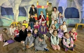Wsp&oacute;lne zdjęcie uczni&oacute;w klasy 1 b ze Skarbnikiem