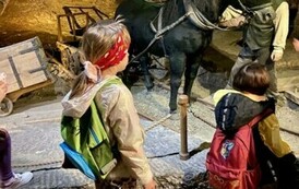 Emilka z uwagą obserwuje scenę przedstawiającą pracę g&oacute;rnik&oacute;w