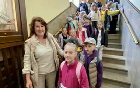 Uczniowie klasy 1 b udają się w kierunku zejścia do kopalni