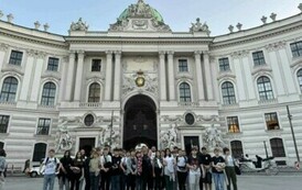 Uczniowie zwiedzają pałac Hofburg w Wiedniu