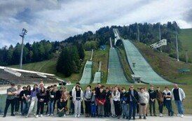Grupa pozuje do zdjęcia u podn&oacute;ża skoczni w Garmisch-Partenkirchen