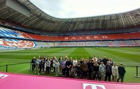 Grupa na murawie stadionu Allianz Arena