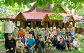 Zdjęcie grupowe na tle zabudowań