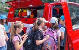 Uczniowie oglądają kabinę samochodu