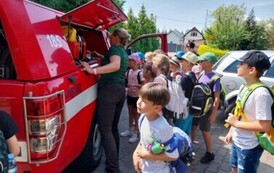 Dzieci oglądają samoch&oacute;d