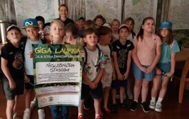 Grupa dzieci prezentuje Giga Laurkę
