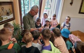 Nadleśniczy rozmawia z dziećmi