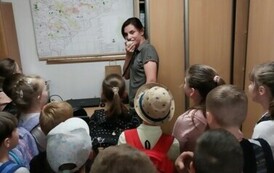 Uczniowie przy stanowisku pracy w biurze