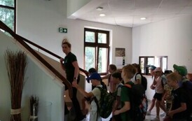 Uczniowie wchodzą po schodach