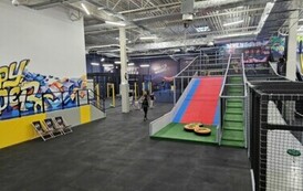 Uczniowie w Parku Trampolin