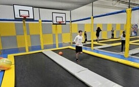 Uczeń gra w koszyk&oacute;wkę w Parku Trampolin