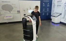 Uczeń zafascynowany robotem