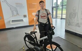 Uczeń przy rowerze