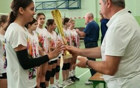 Kapitan drużyny odbiera puchar