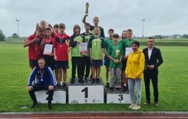Najlepsi chłopcy w sztafecie szwedzkiej na podium