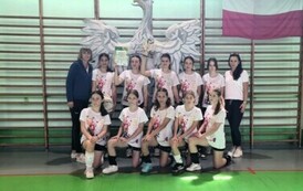 Drużyna z nauczycielem i opiekunem drużyny