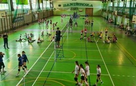 Drużyny na hali sportowej podczas rozgrzewki