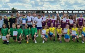 Reprezentacja staszowskiej dw&oacute;jki z medalami i dyplomami