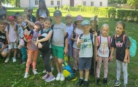 Uczniowie klasy I b na jednej z wycieczek &ndash; Pałac w Wiśniowej