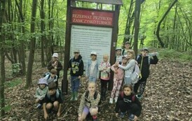 Uczniowie klasy I b na leśnej lekcji w Rezerwacie Przyrody Zamczysko Turskie