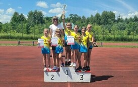 Mistrz wojew&oacute;dztwa w kategorii dziewcząt z nauczycielem na podium