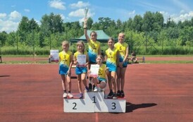 Dziewczęta na podium z pucharem i medalami
