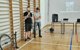 Triathlonista Rafał Godzwon, Michał Szercer podczas spotkania z uczniami