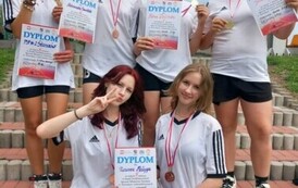 Drużyna dziewcząt z medalami