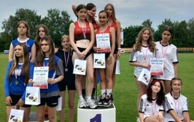 Sztafeta dziewcząt 4 x 100 m na podium