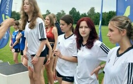 Sztafeta dziewcząt 4 x 100 m podczas dekoracji