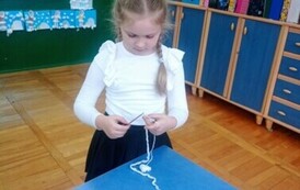 Skupienie uczni&oacute;w podczas szydełkowania