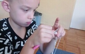 Skupienie uczni&oacute;w podczas szydełkowania