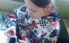 Skupienie uczni&oacute;w podczas szydełkowania