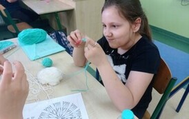 Skupienie uczni&oacute;w podczas szydełkowania