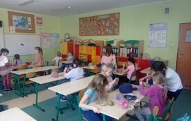 Grupa dzieci szydełkuje