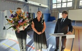 Pani Katarzyna Kruk z synem Janem wręczają kwiaty dyrektorowi Szkoły dr. Dariuszowi Kubalskiemu